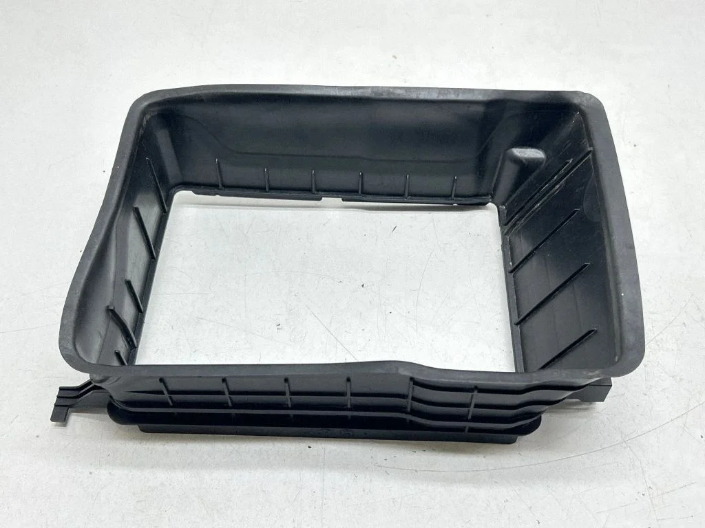 Intercooler air channel guide 215586371R