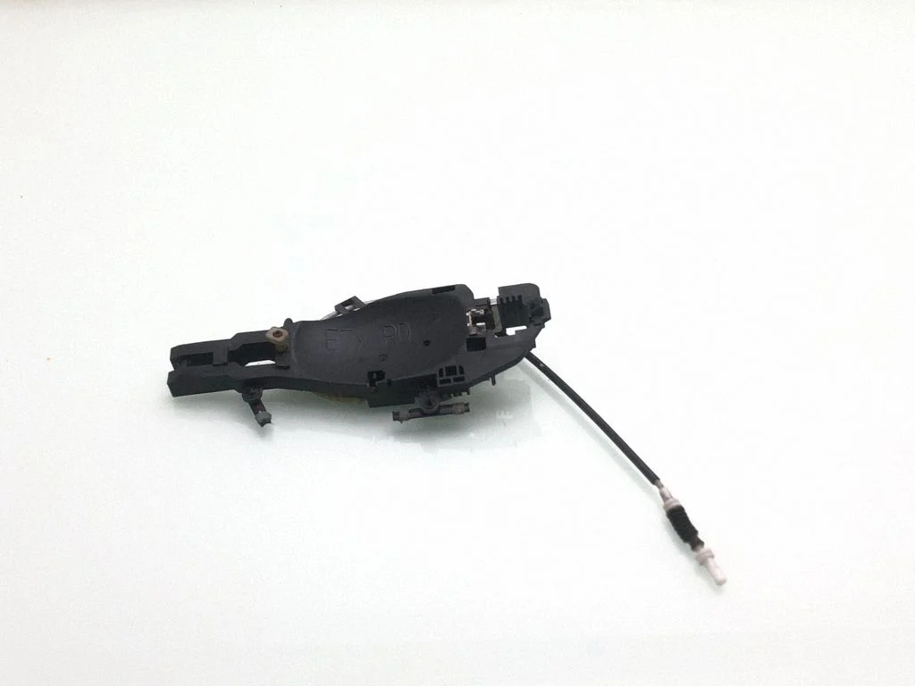 Rear door exterior handle/bracket – rear left