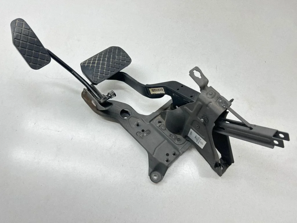 Pedal assembly 7H2723057B