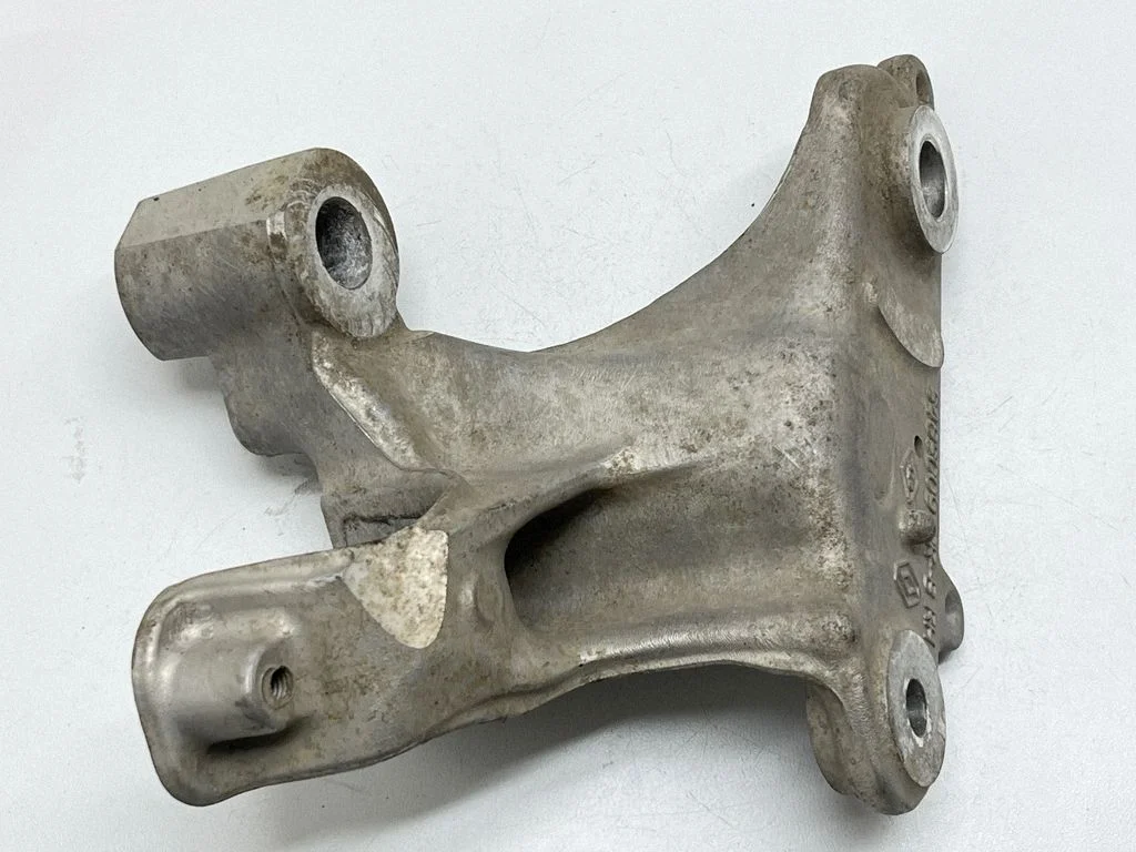 Sway bar bush bracket, front 548500910R