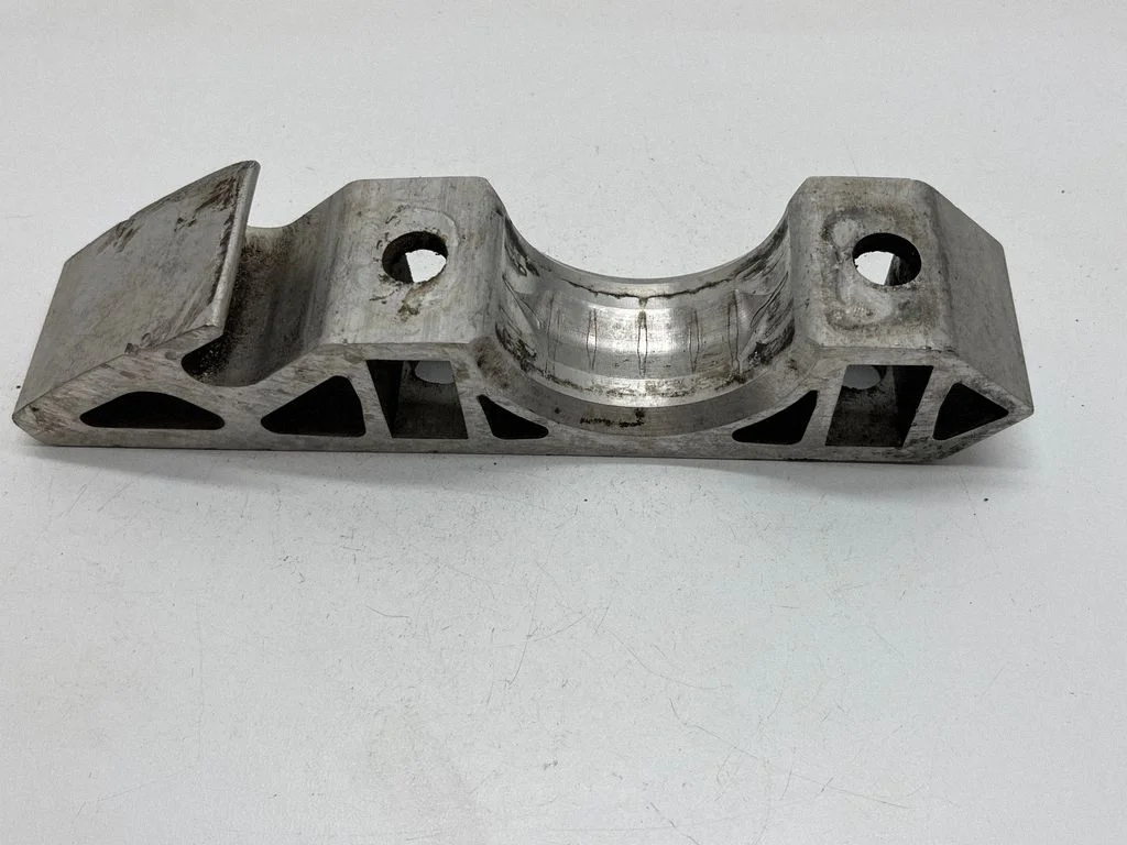 Sway bar bush bracket, front 001023377
