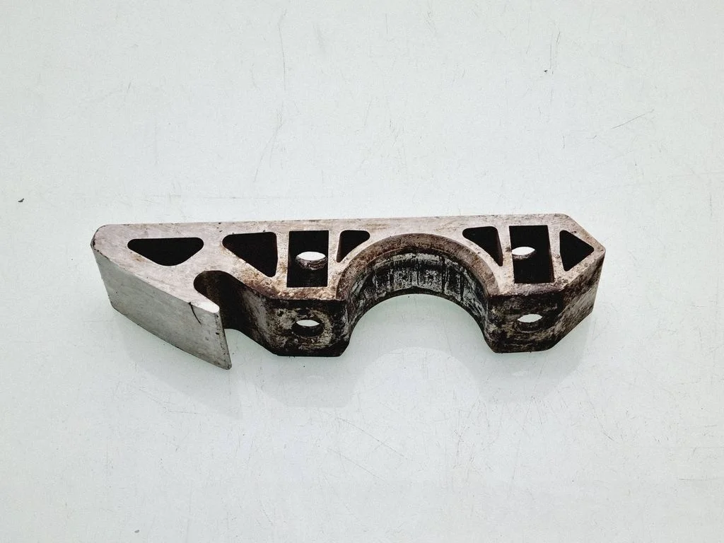 Sway bar bush bracket, front 7L0411063B