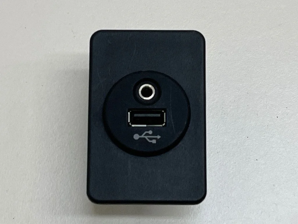 USB socket connector 684403VU1A