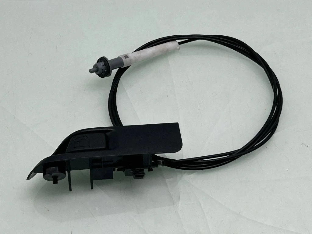 Fuel cap flap release cable