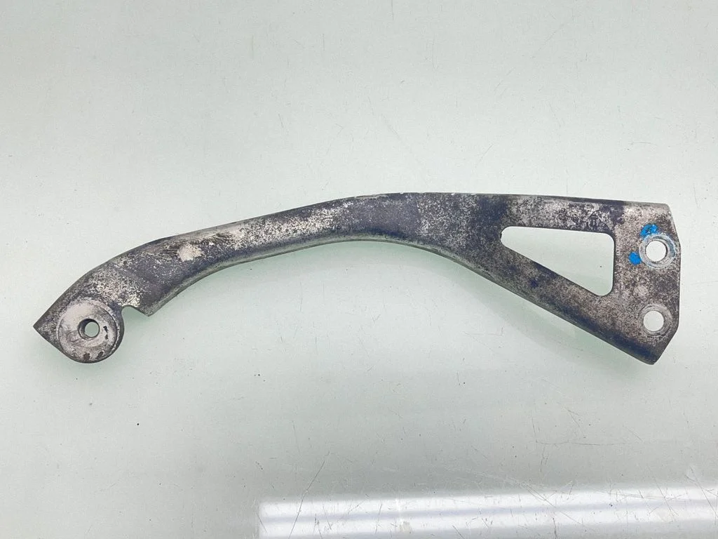 Intercooler pipe mounting bracket – front