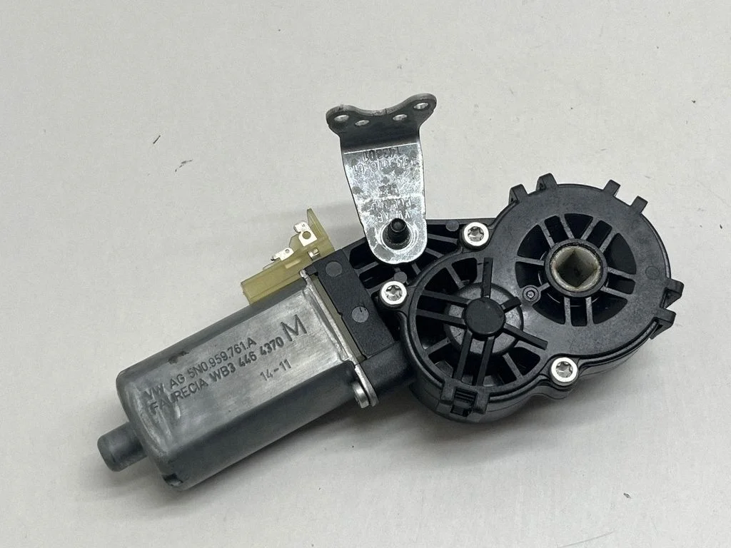 Sēdekļa regulēšanas motoriņš 5N0959761
