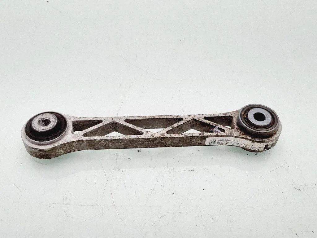 Rear suspension control arm 104396400C
