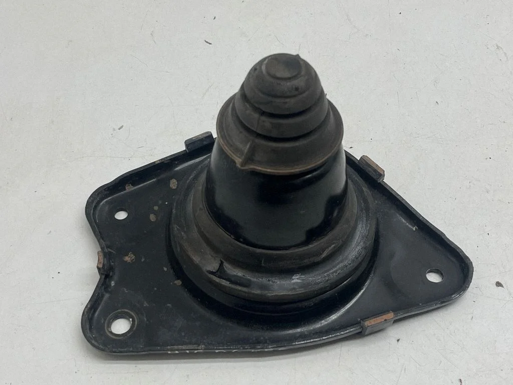 Front shock absorber mounting bracket 480640E010