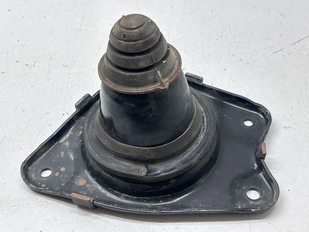 Front shock absorber mounting bracket 480650E010