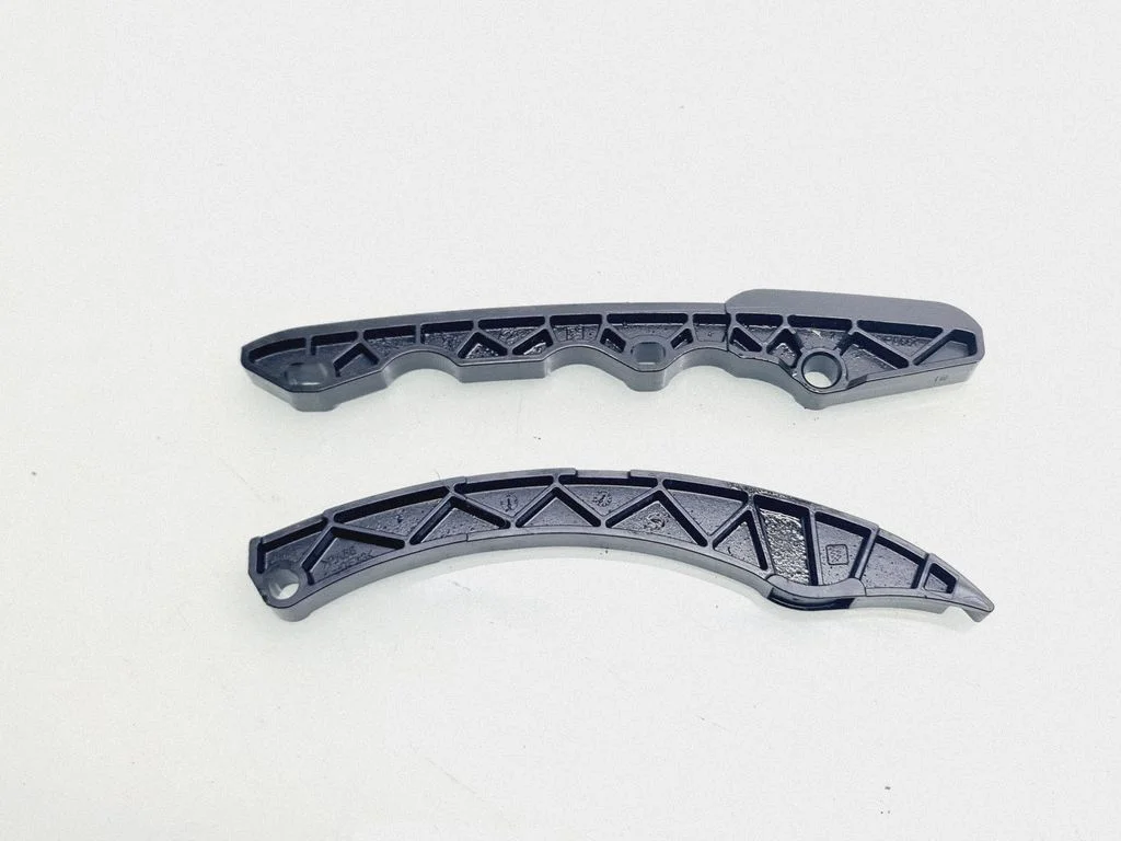 Slide rail for timing chain – right