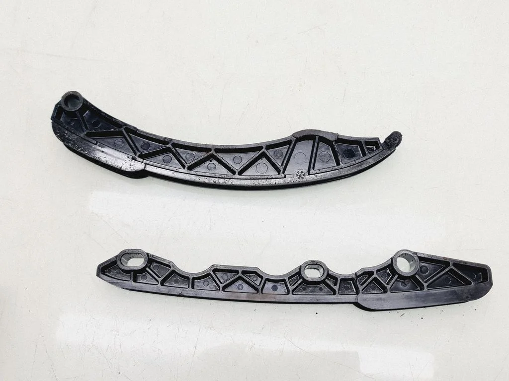 Slide rail for timing chain – left