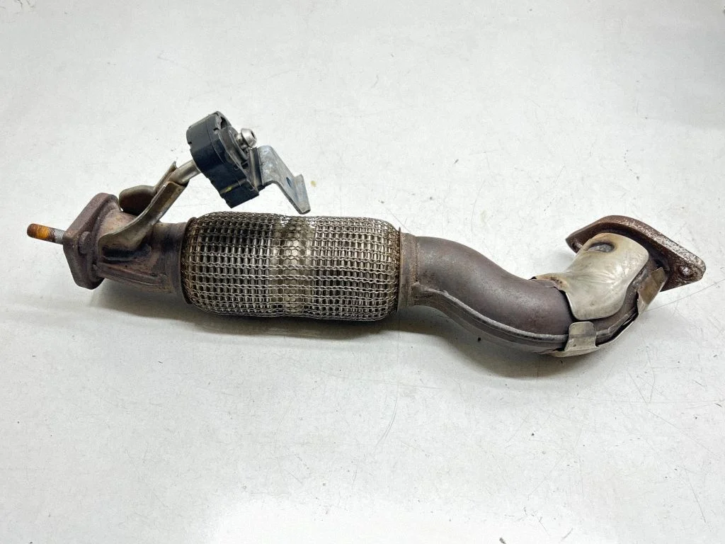 Muffler pipe connector clamp