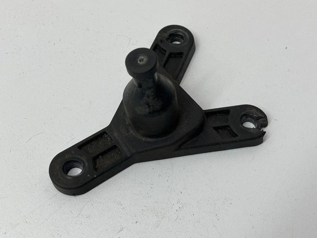 Air filter cleaner box bracket assembly 7H0129673C