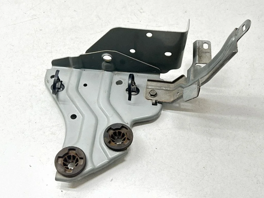 Air filter cleaner box bracket assembly – Nissan Juke I F15 (2010-2018)