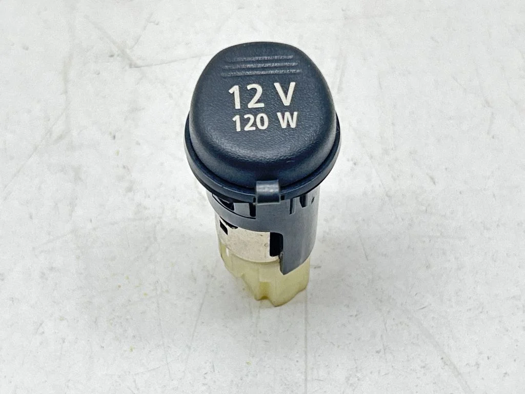 12 V ligzda (aizmugurē)