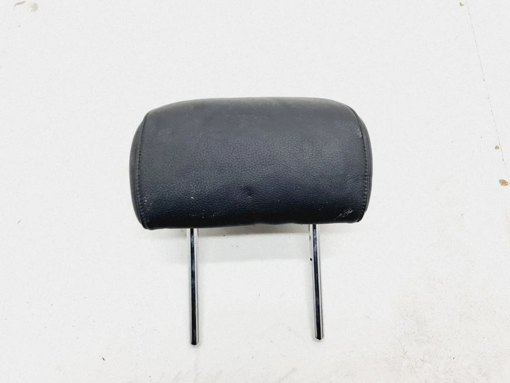 Rear seat headrest