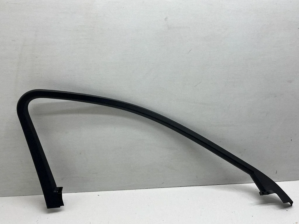 Listwa szyby drzwi przednich 8W0867609