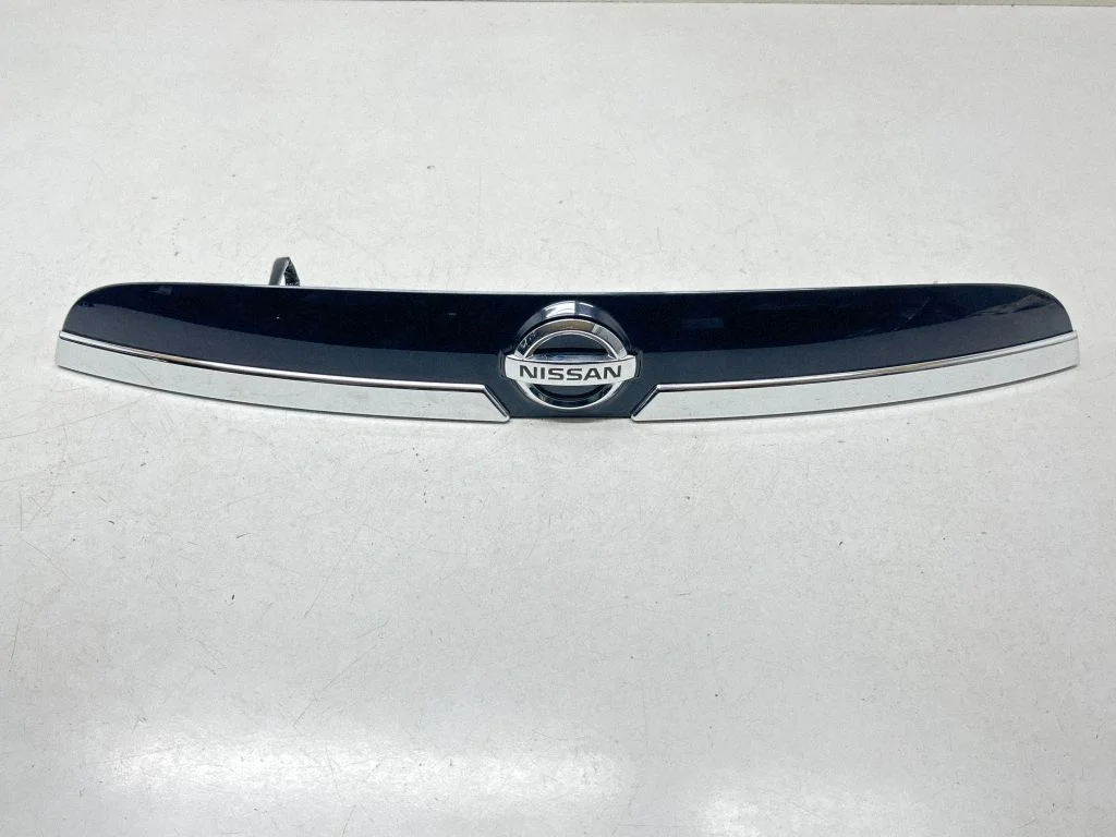Trunk door license plate light bar – Nissan Juke I F15 (2010-2018)