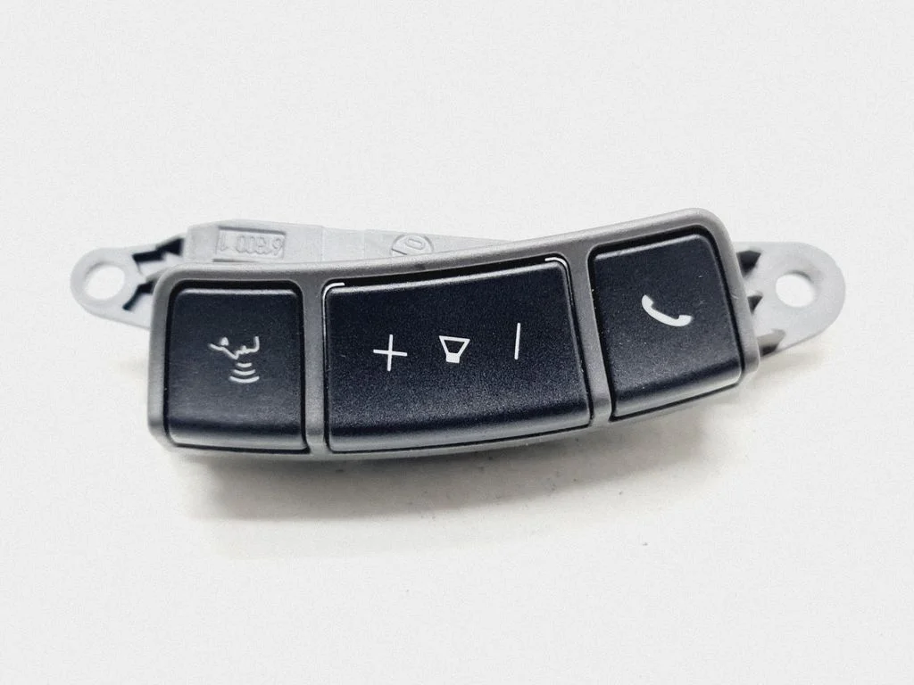 Steering wheel buttons/switches 6911585