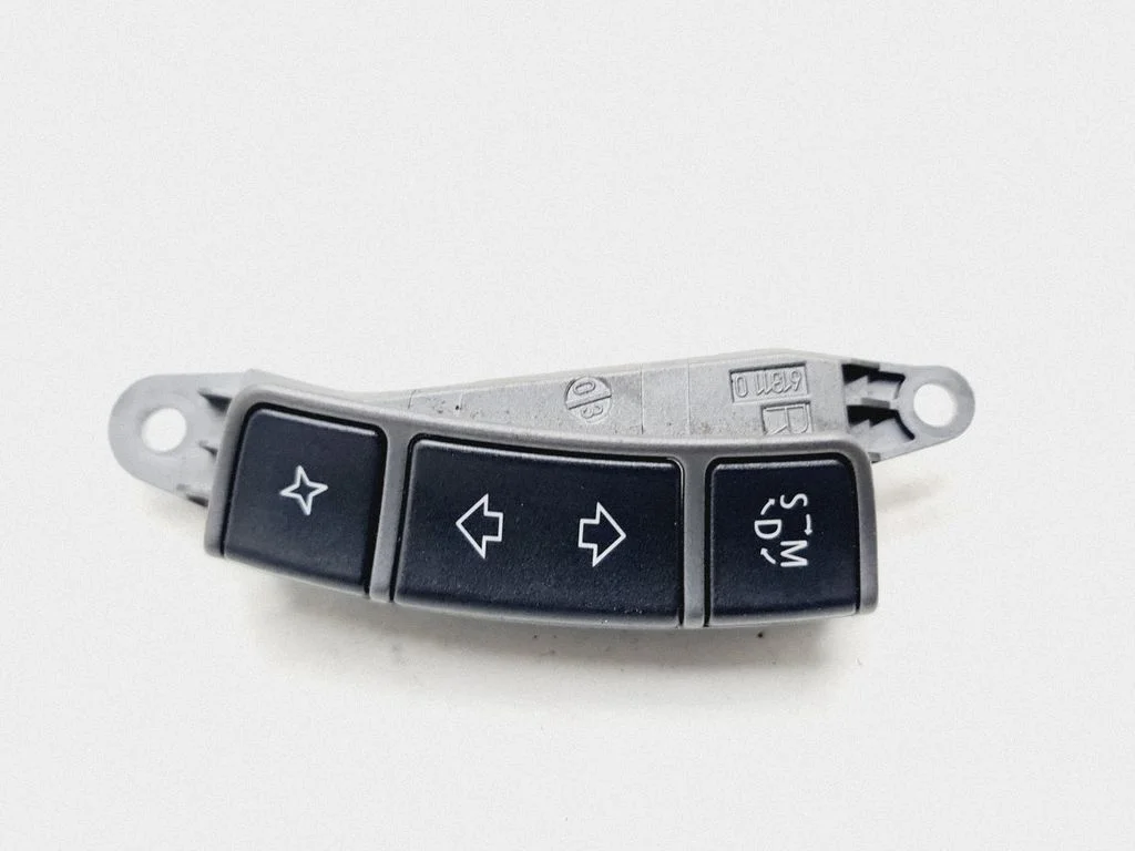 Steering wheel buttons/switches 6911586