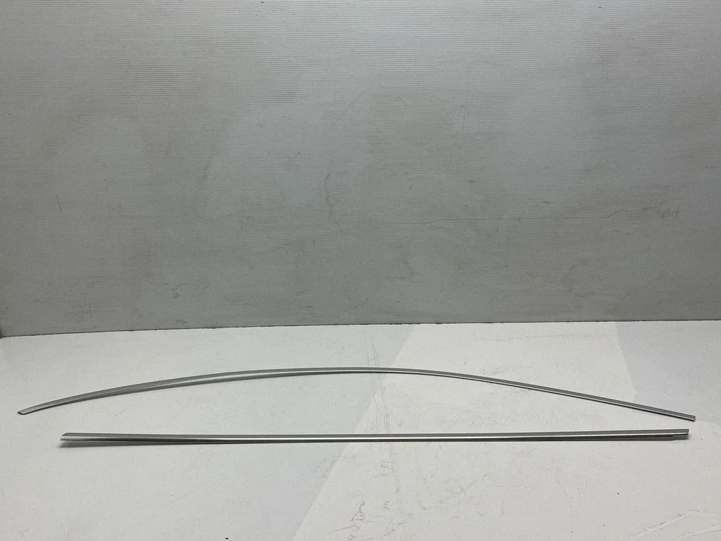 Priekšējo durvju stikla apdare 7P0853985
