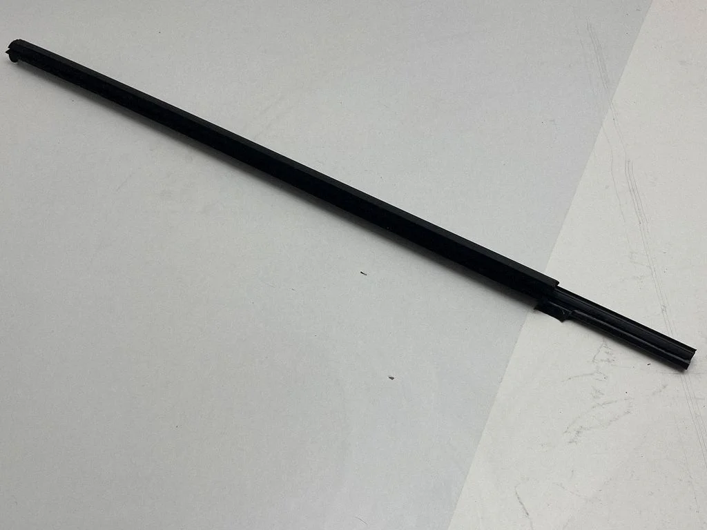 Priekšējo durvju stikla apdare 7P0837471