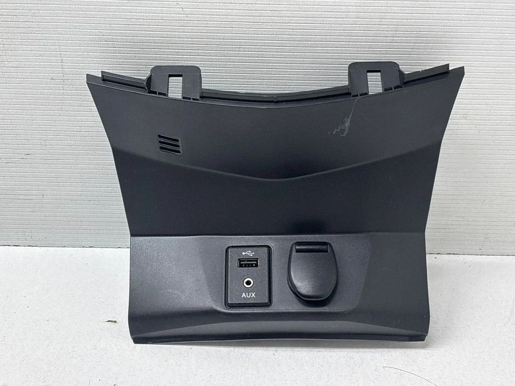 Panel trim 681044CC0A