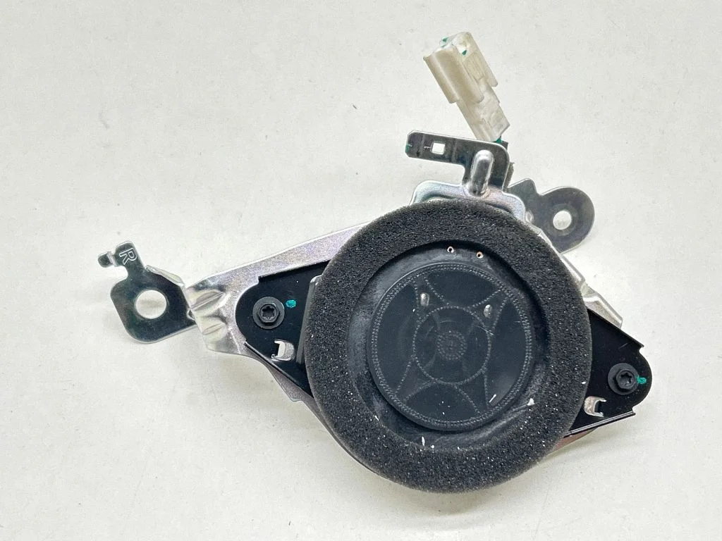 High frequency speaker in the rear doors – Toyota Land Cruiser (J150) (2009-)