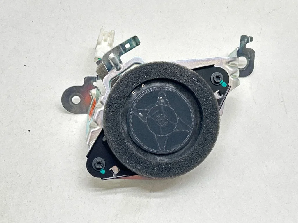 High frequency speaker in the rear doors – Toyota Land Cruiser (J150) (2009-)