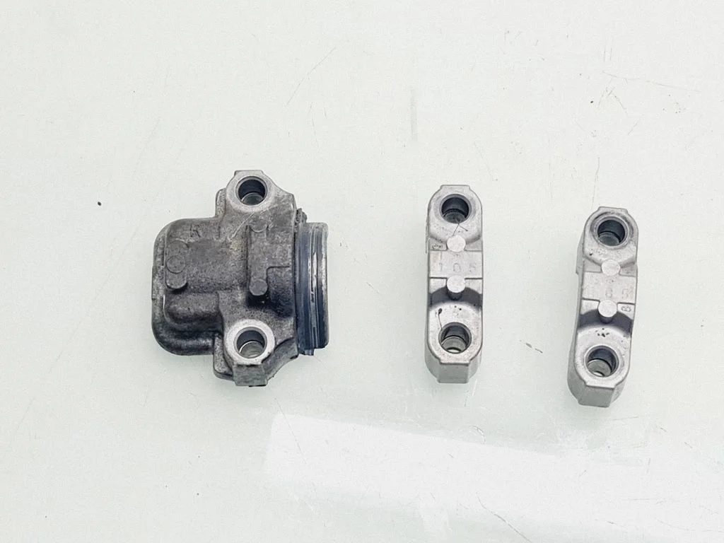 Camshaft holder – right