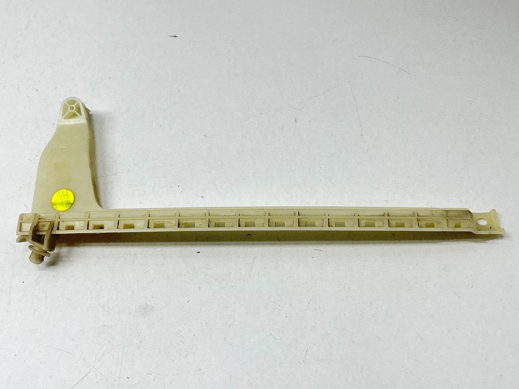 Prowadnica szyby drzwi tylnych 80A839067