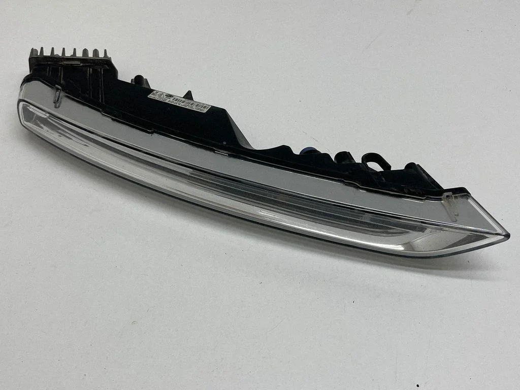 LED dienas gaismas lukturis 7P5941182J