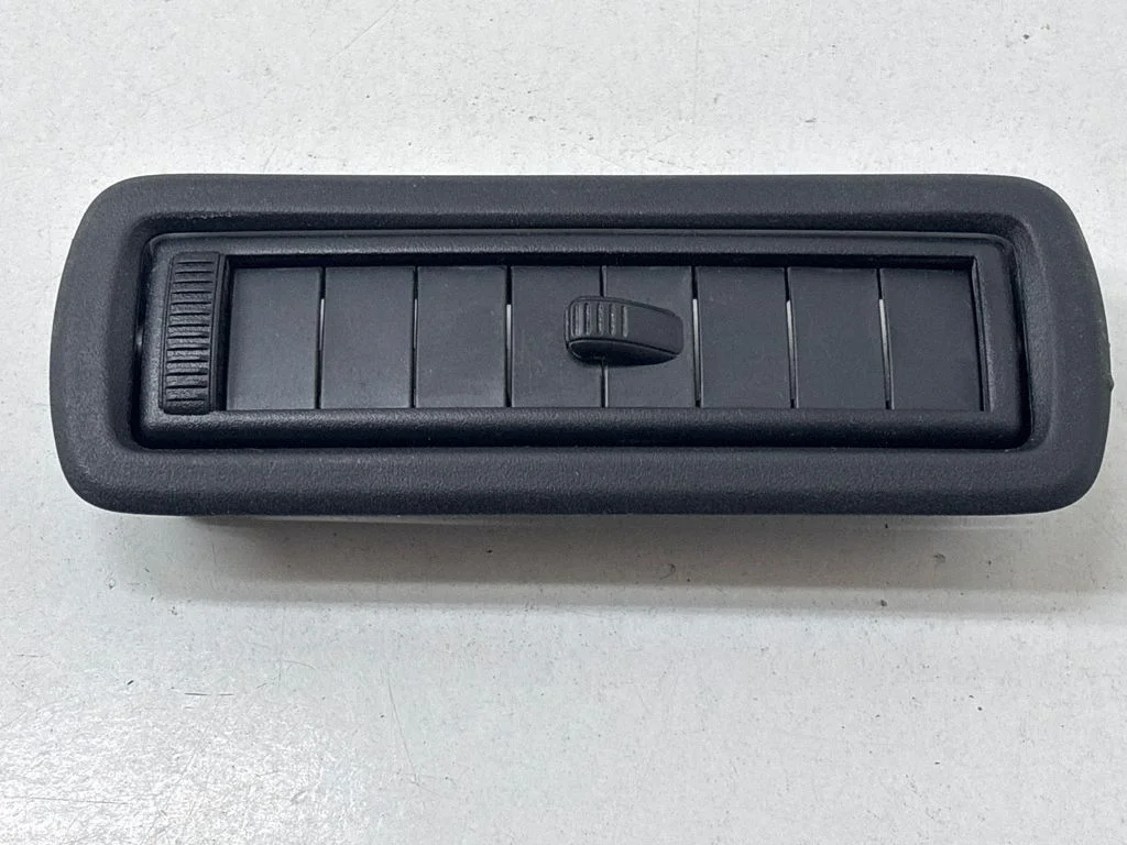 Air vent grill in roof 636100E010