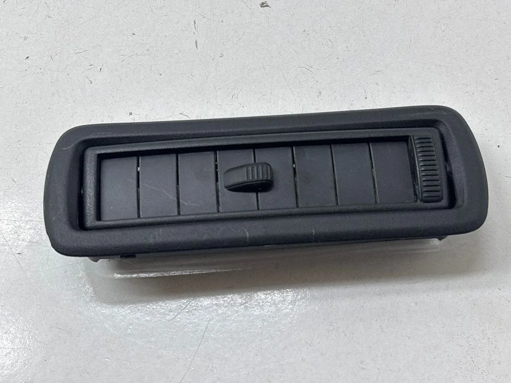 Air vent grill in roof 629810E010