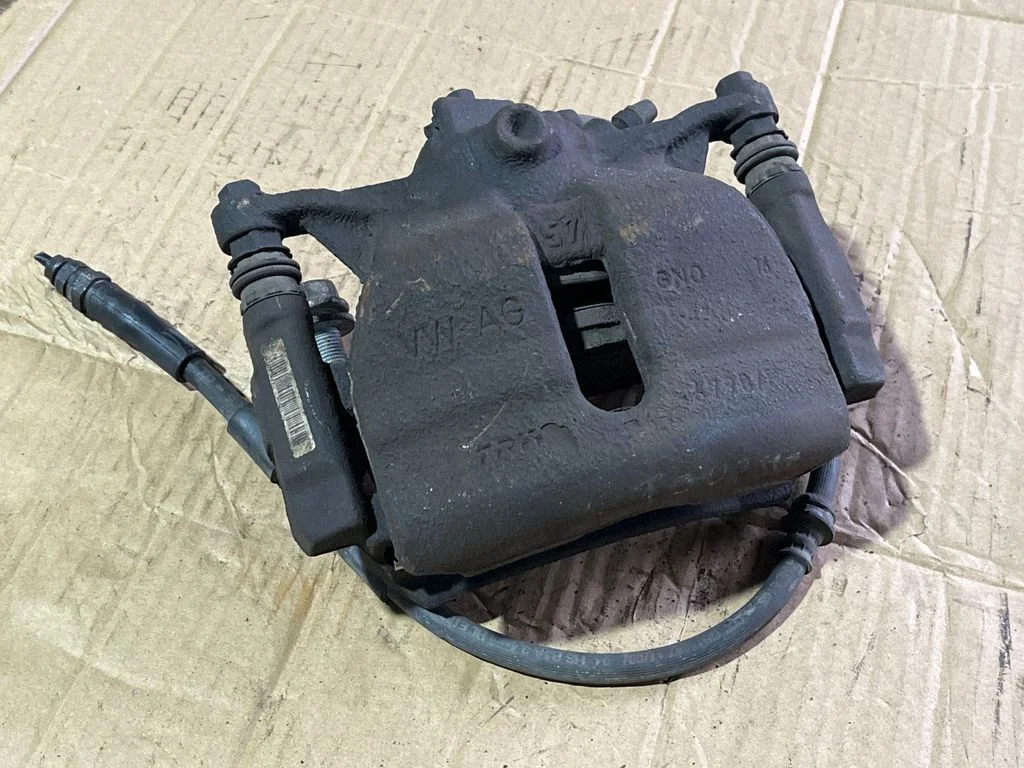 Zacisk hamulcowy przedni 8V0615123D