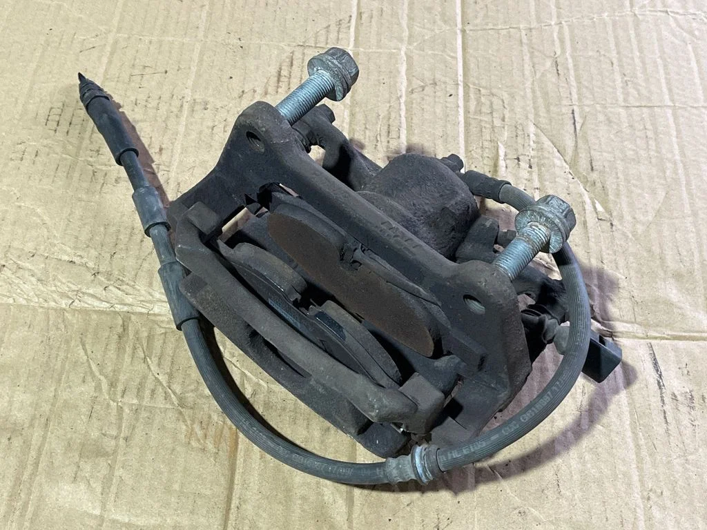 Zacisk hamulcowy przedni 8V0615124D
