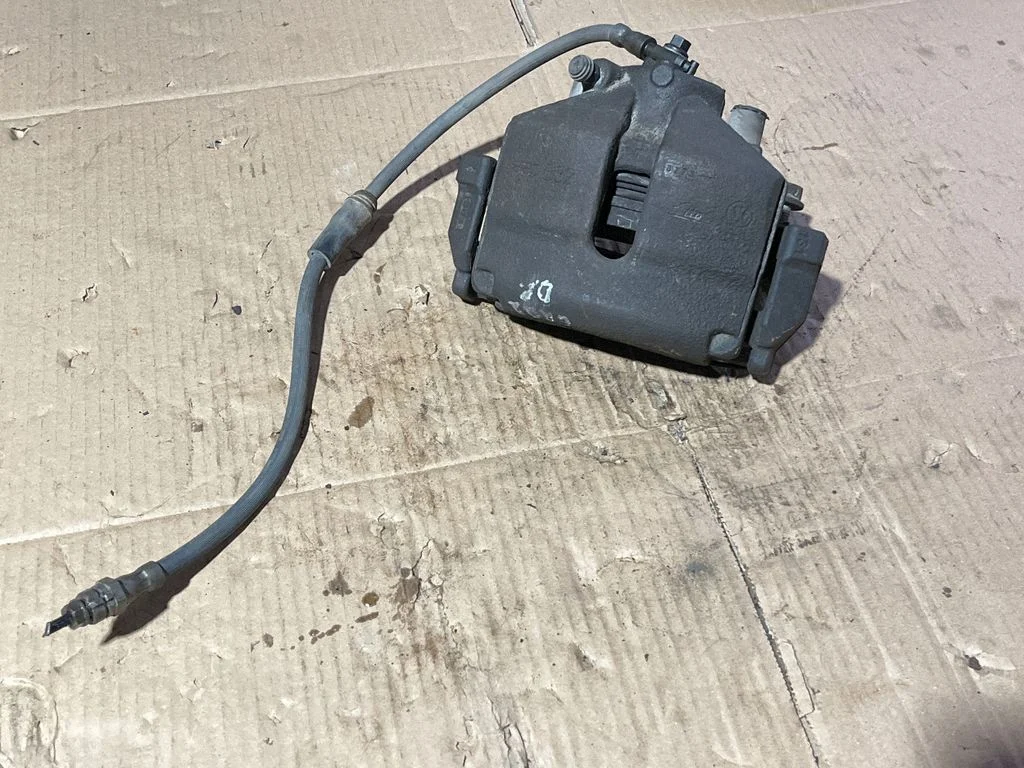 Front brake caliper – front right