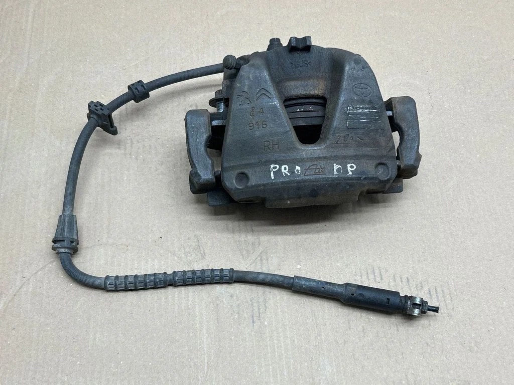 Front brake caliper SU001A3126