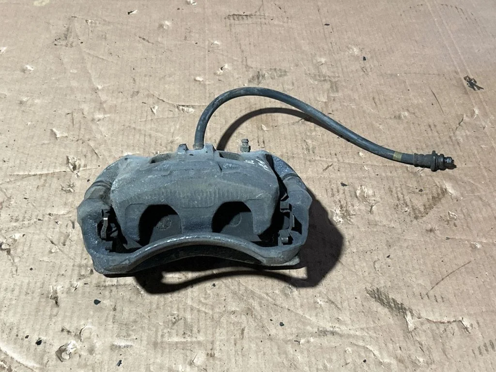 Zacisk hamulcowy przedni D10015XA1A