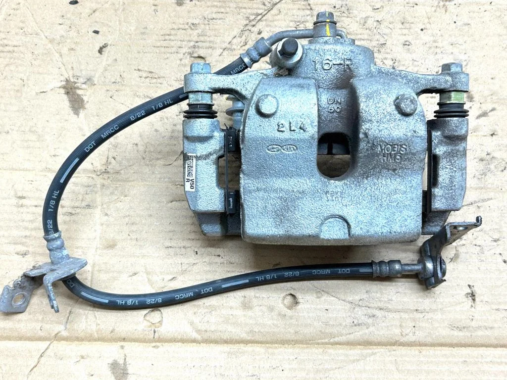 Front brake caliper 58130AT000