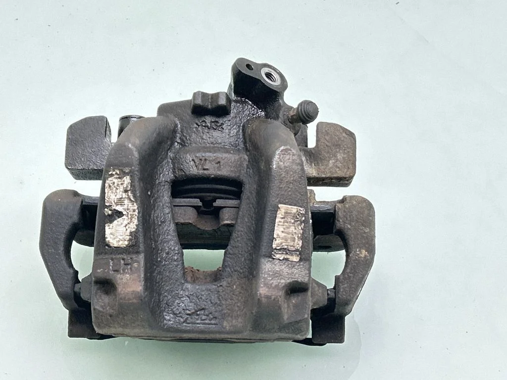 Front brake caliper – left