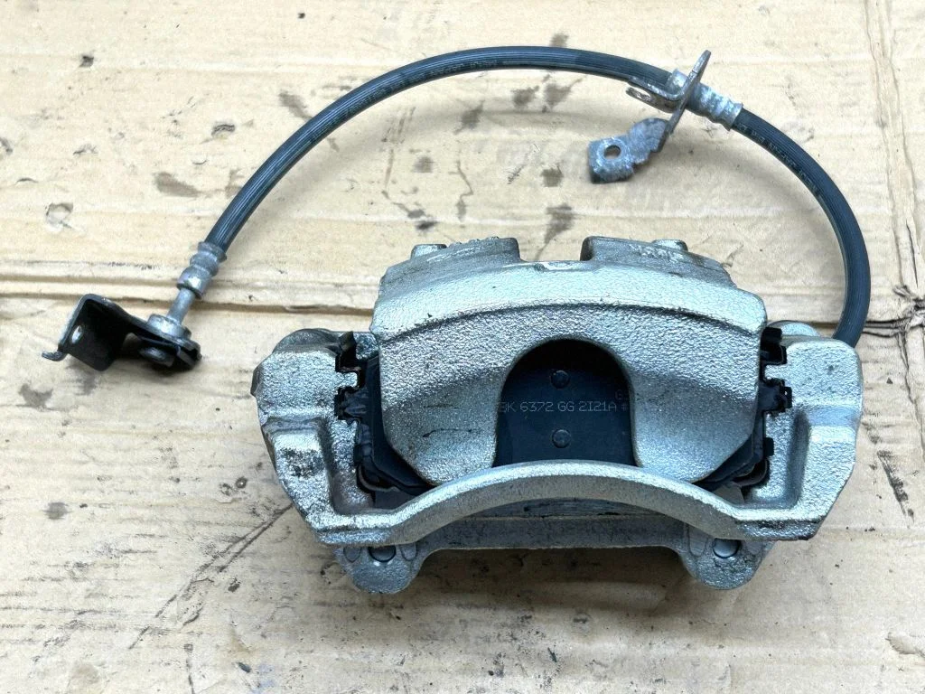 Front brake caliper 58110AT000