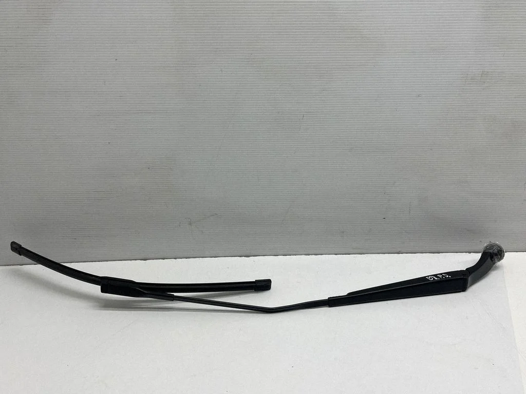 Priekšējā stikla tīrītājs 83B955408A