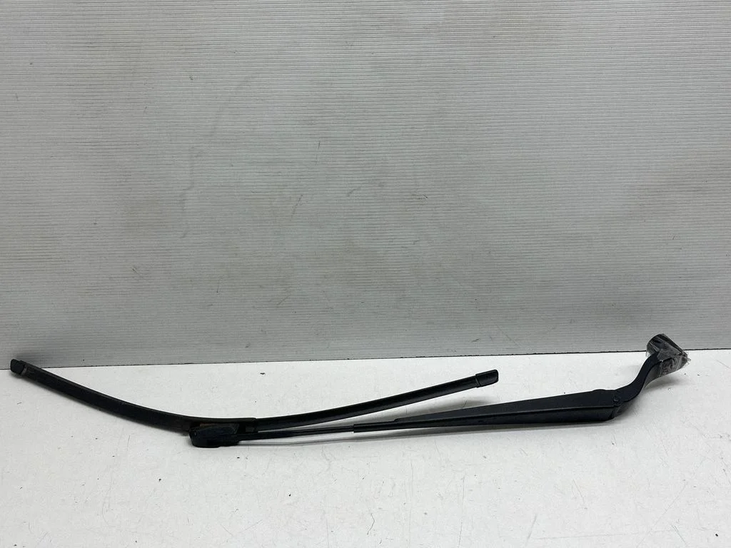 Windshield/front glass wiper blade – front left