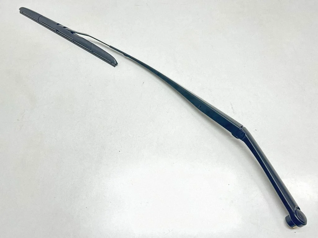 Windshield/front glass wiper blade – front left