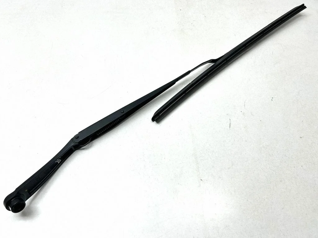 Windshield/front glass wiper blade – front right