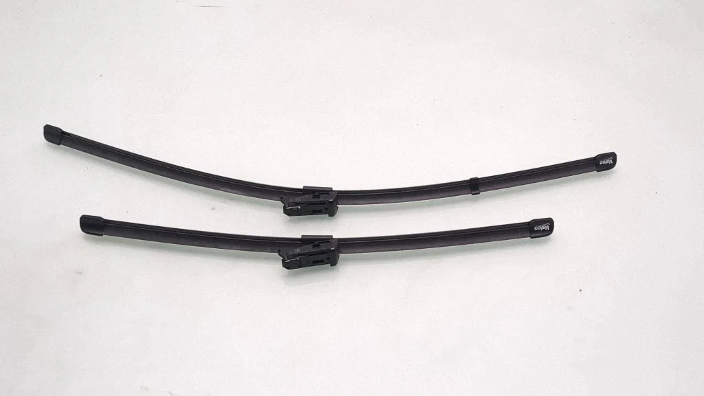 Windshield/front glass wiper blade