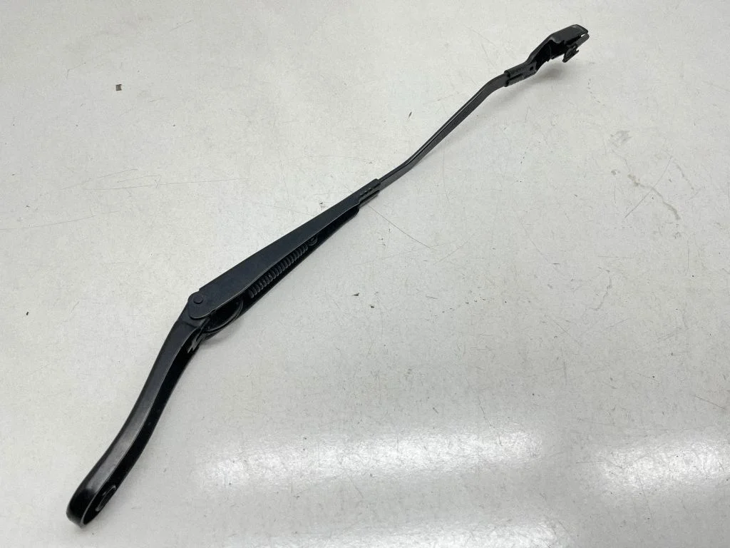 Windshield/front glass wiper blade – front left
