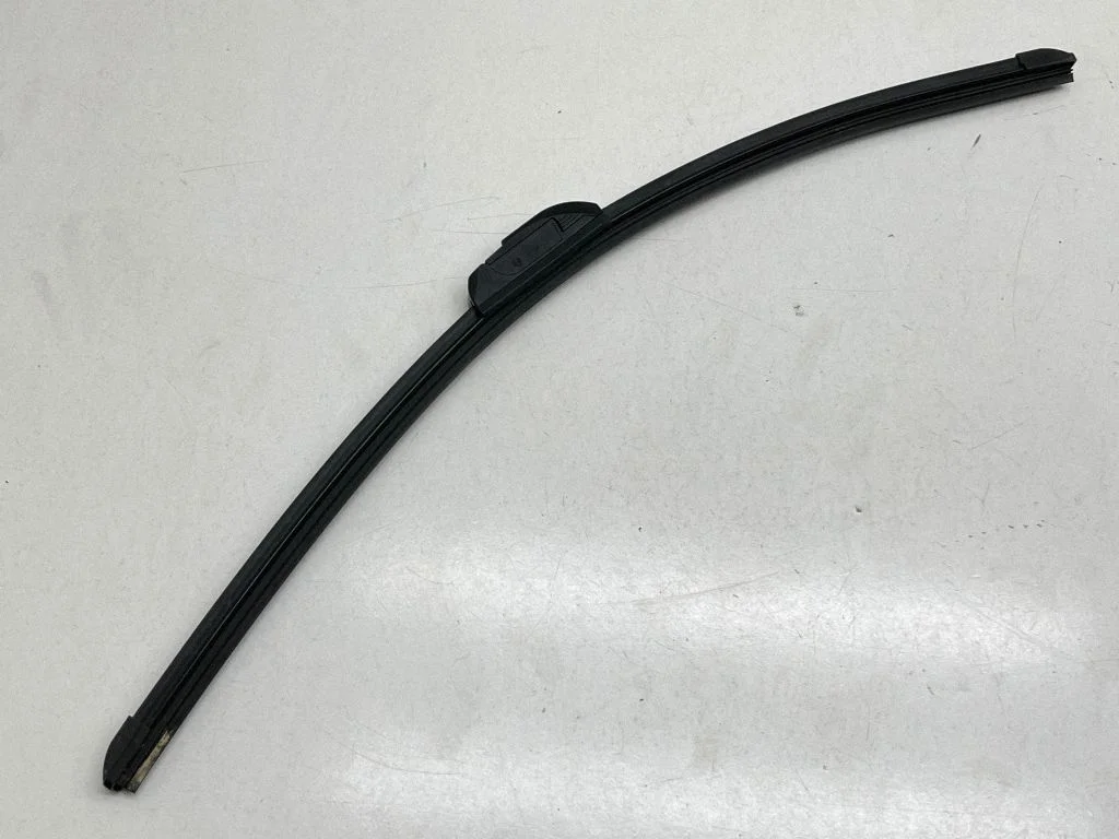 Windshield/front glass wiper blade – front left