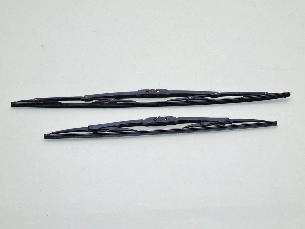 Windshield/front glass wiper blade